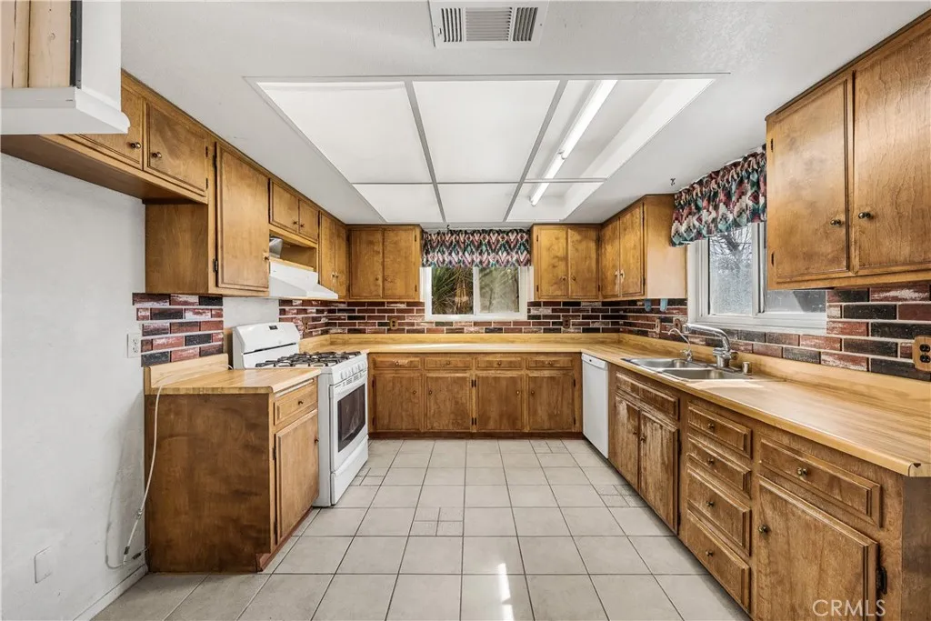 1156 W Avenue J10, Lancaster, California 93534 home-pic-18