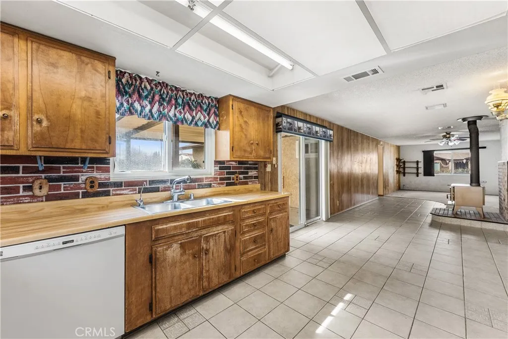 1156 W Avenue J10, Lancaster, California 93534 home-pic-22
