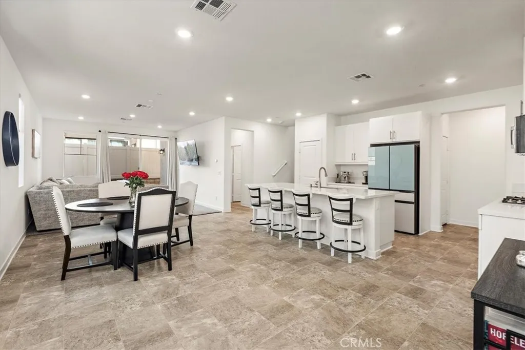 16728 Grapefruit Lane, Fontana, California 92336 home-pic-4