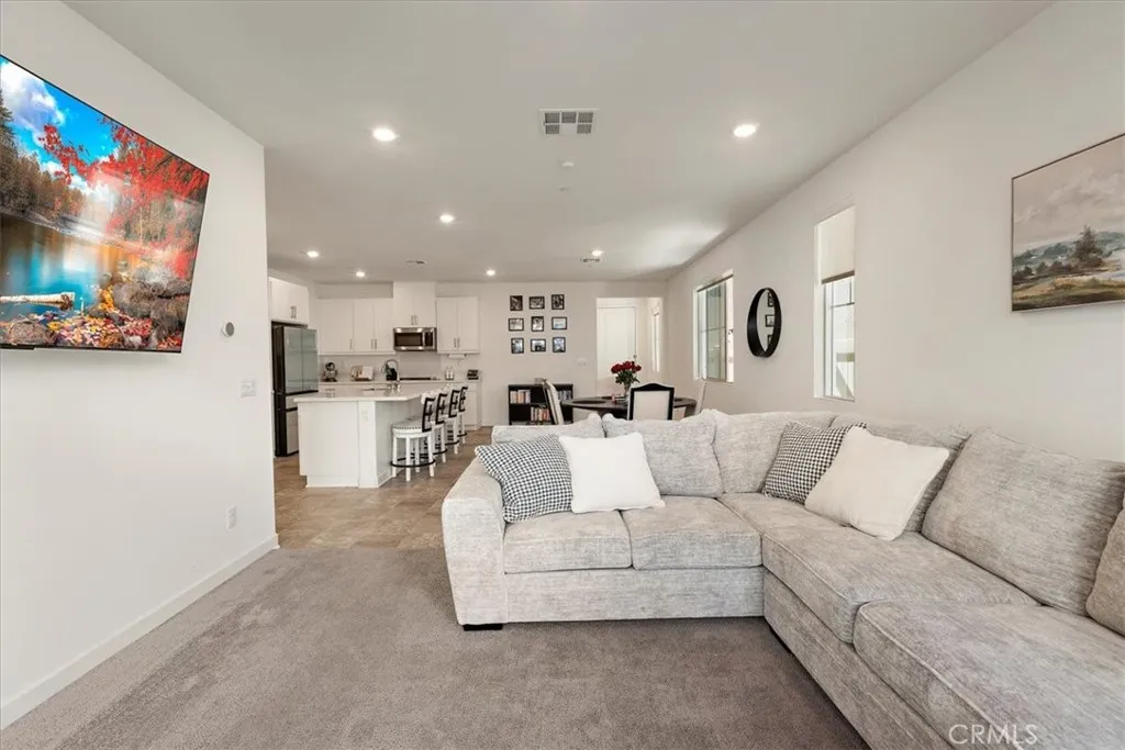 16728 Grapefruit Lane, Fontana, California 92336 home-pic-16
