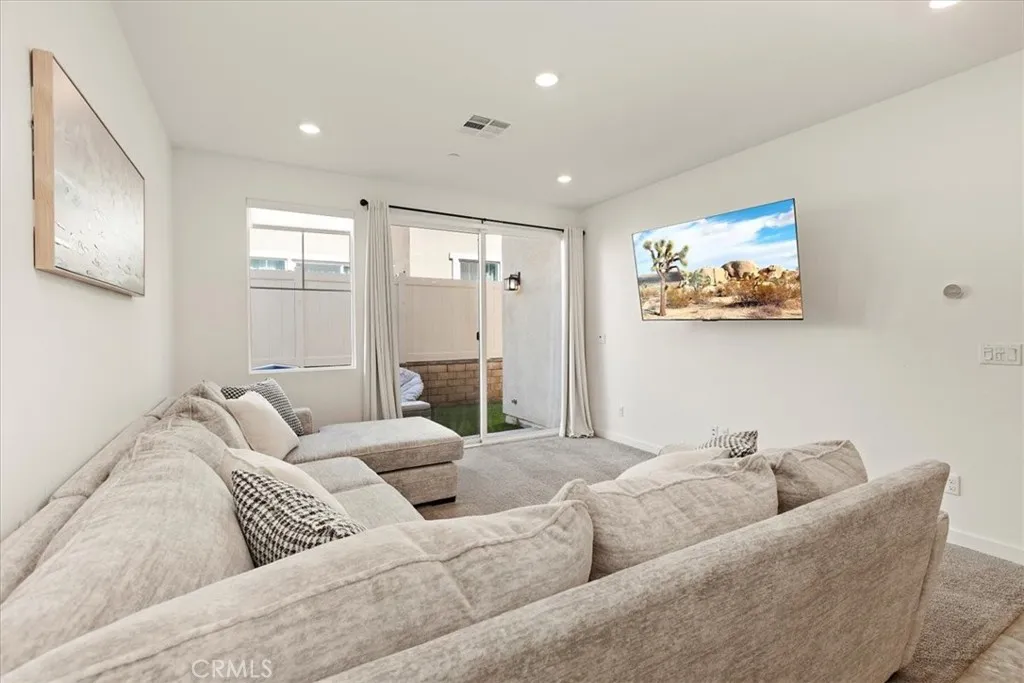 16728 Grapefruit Lane, Fontana, California 92336 home-pic-14