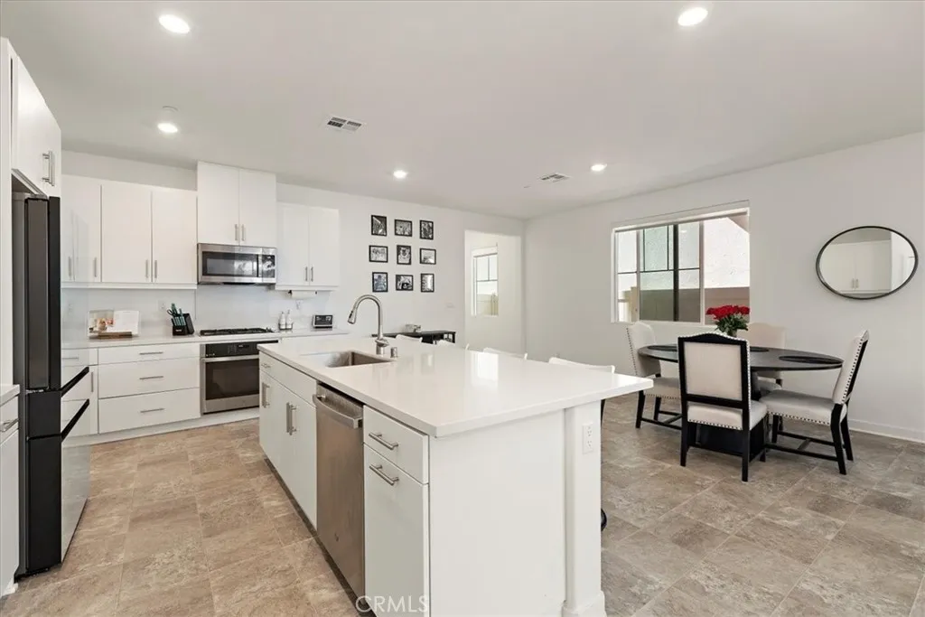 16728 Grapefruit Lane, Fontana, California 92336 home-pic-5