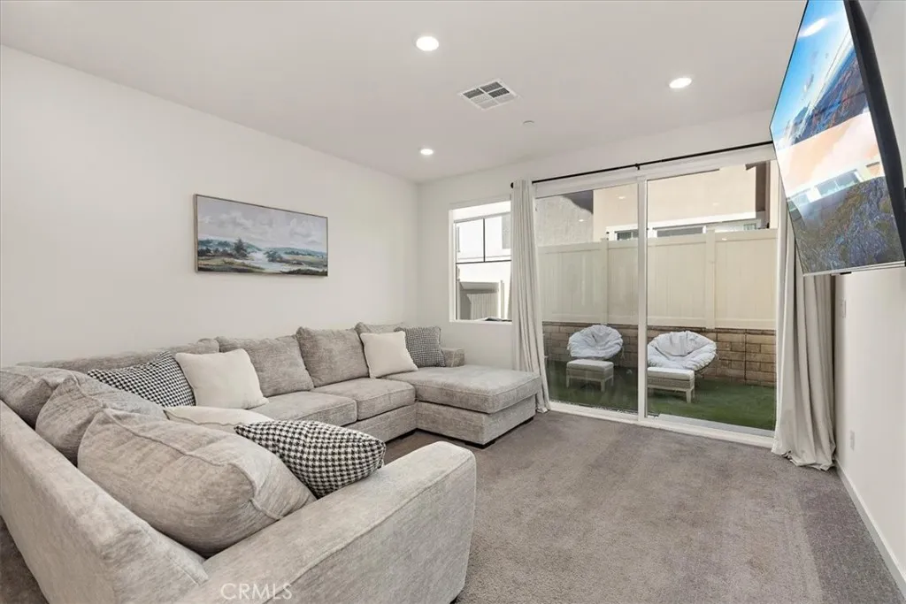 16728 Grapefruit Lane, Fontana, California 92336 home-pic-17