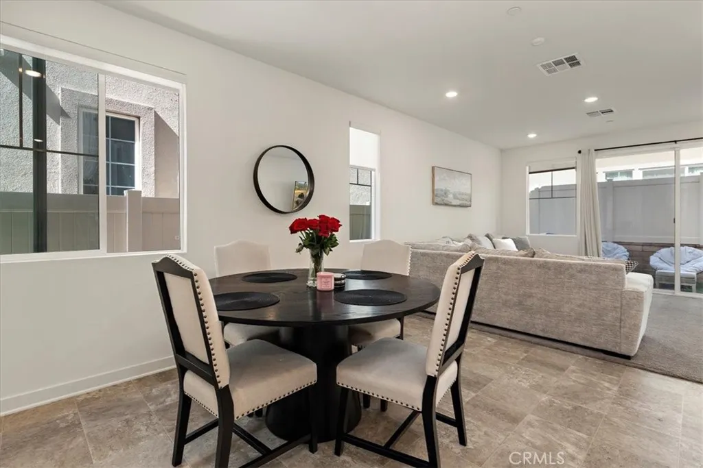 16728 Grapefruit Lane, Fontana, California 92336 home-pic-12