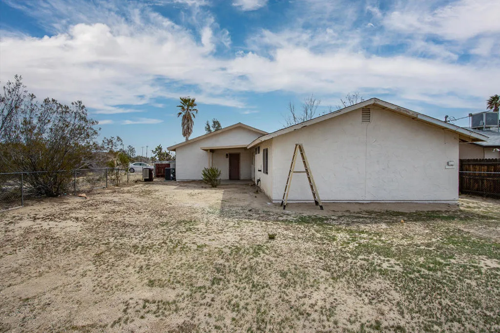 7120 Cholla Avenue, Yucca Valley, California 92284 home-pic-19