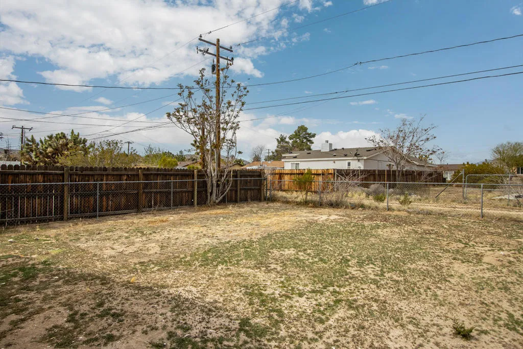 7120 Cholla Avenue, Yucca Valley, California 92284 home-pic-17