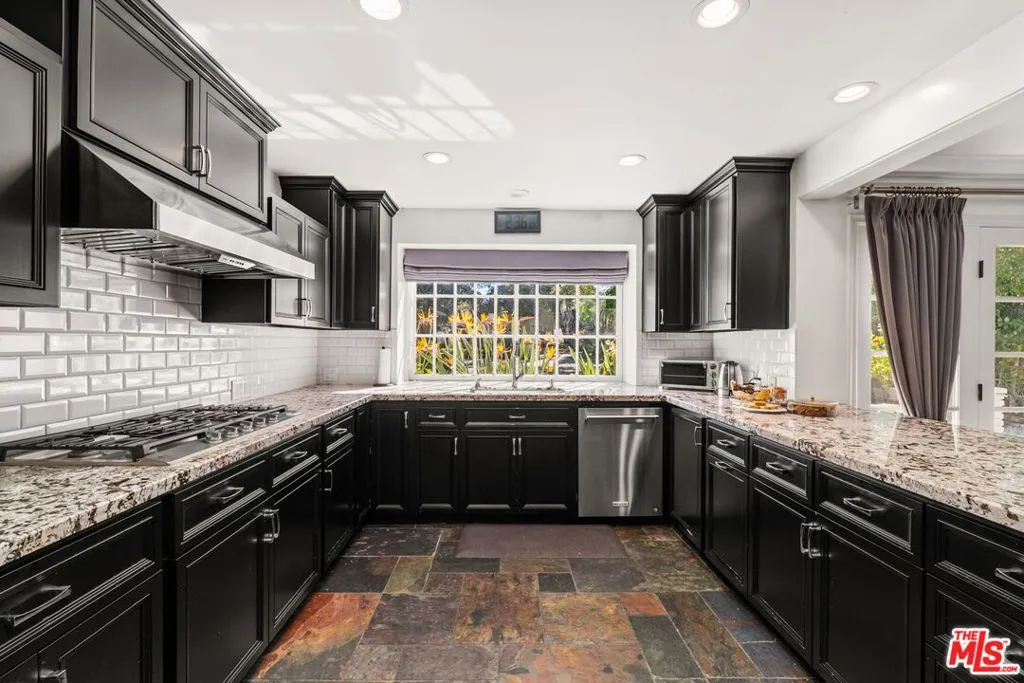 17437 Tarzana Street, Encino, California 91316 home-pic-15