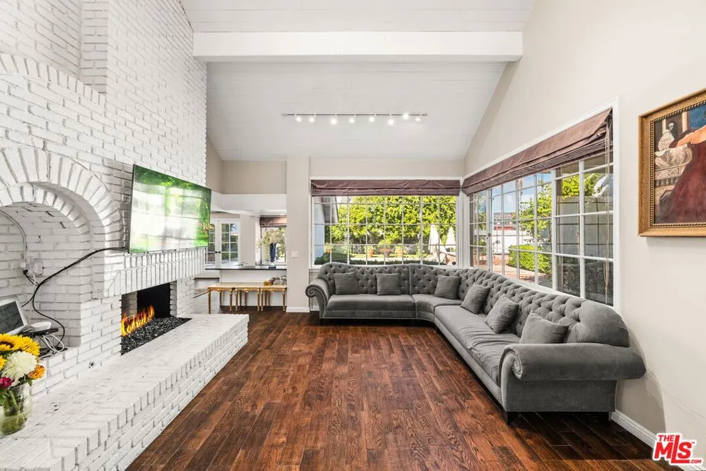 17437 Tarzana Street, Encino, California 91316 home-pic-8