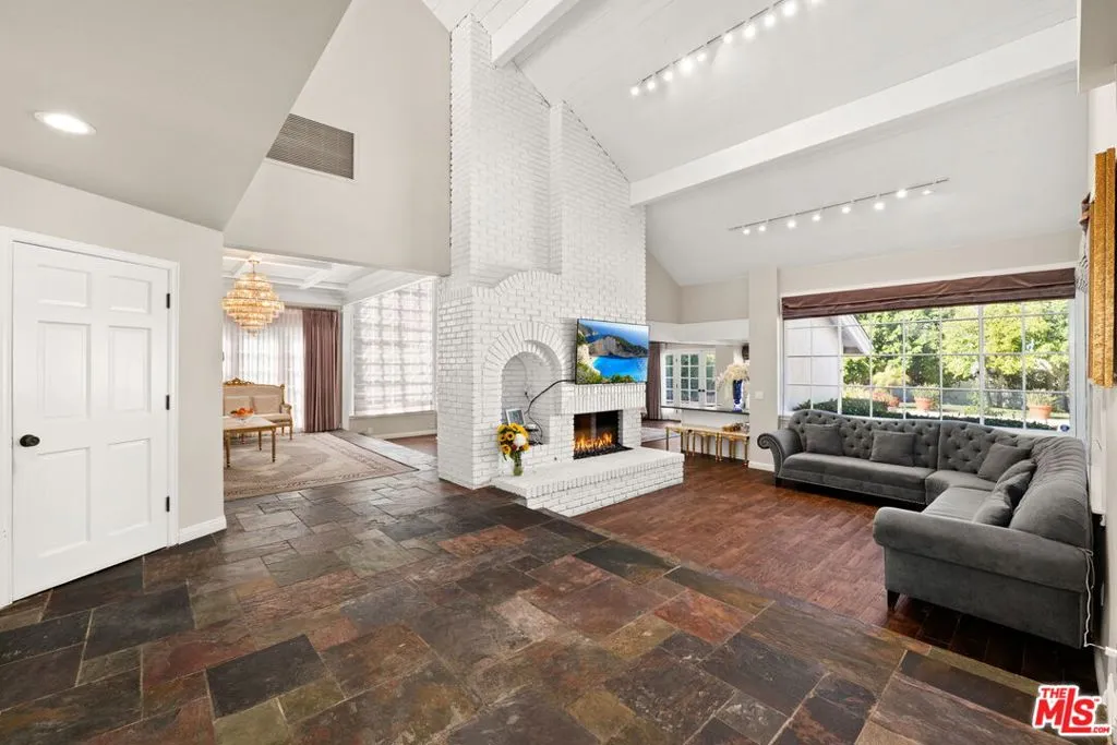 17437 Tarzana Street, Encino, California 91316 home-pic-5