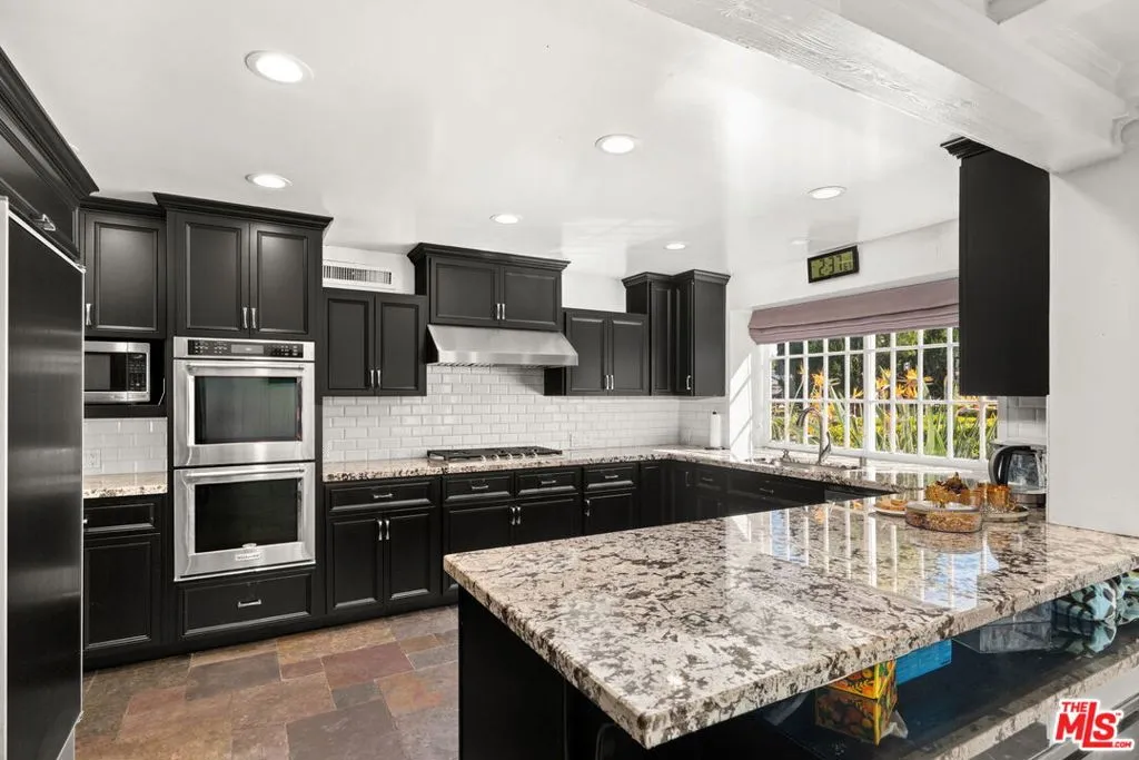 17437 Tarzana Street, Encino, California 91316 home-pic-17