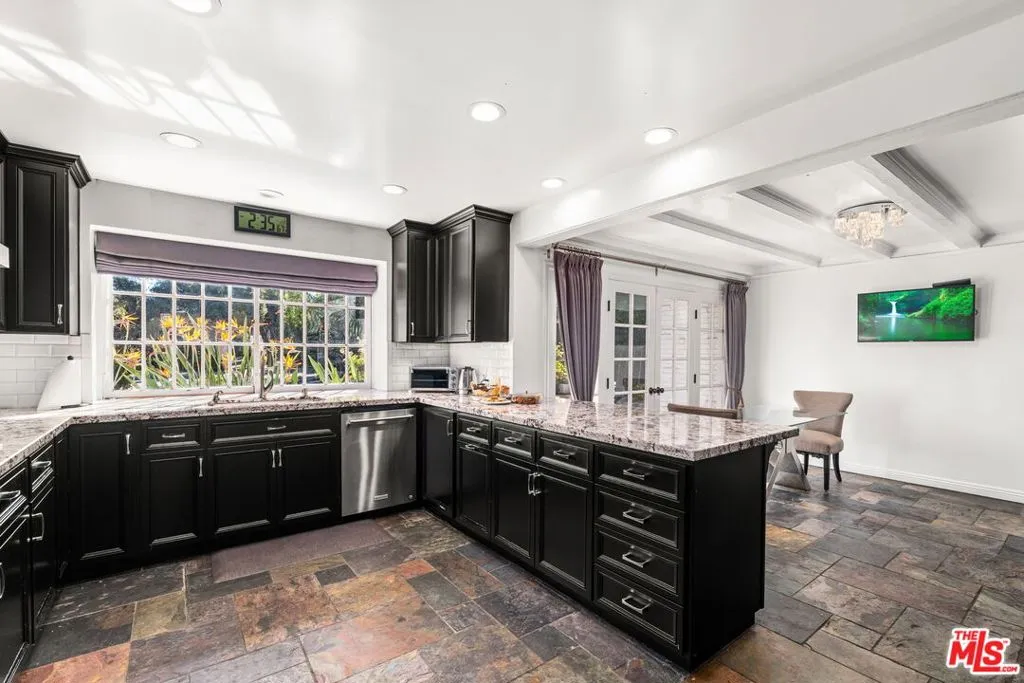 17437 Tarzana Street, Encino, California 91316 home-pic-16