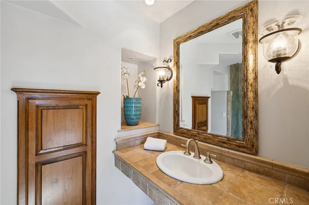 215 S Poinsettia Avenue, Manhattan Beach, California 90266 home-pic-24