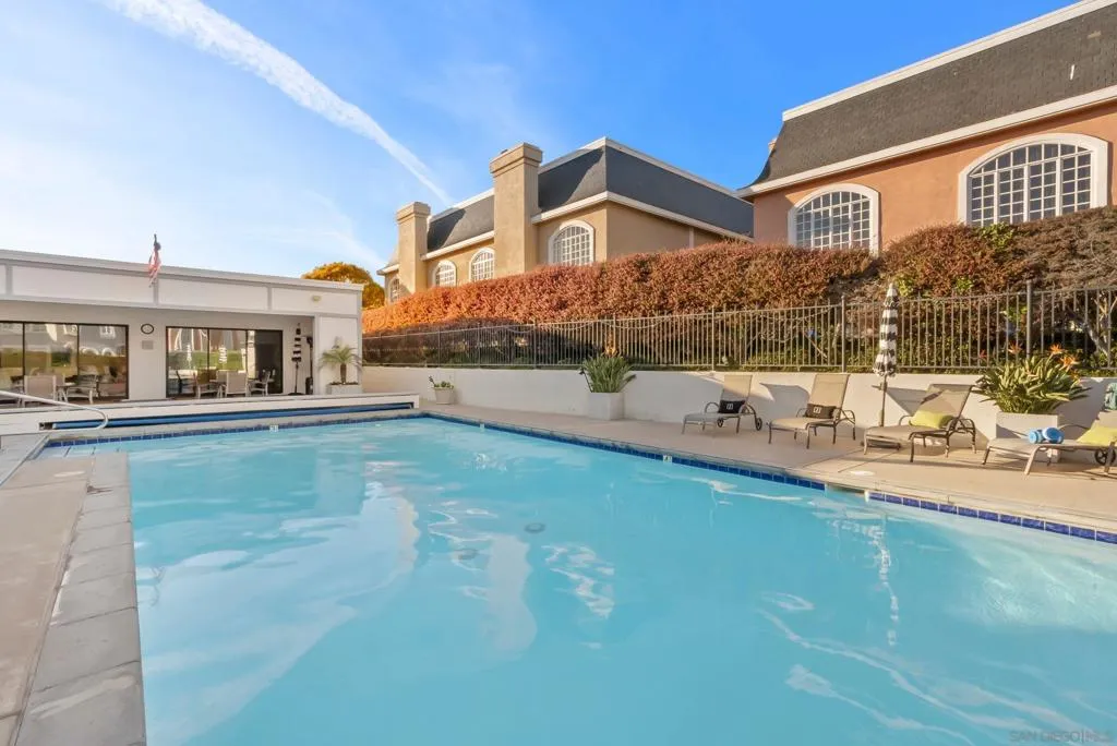 7437 Avenida De Palais, Carlsbad, California 92009 home-pic-13