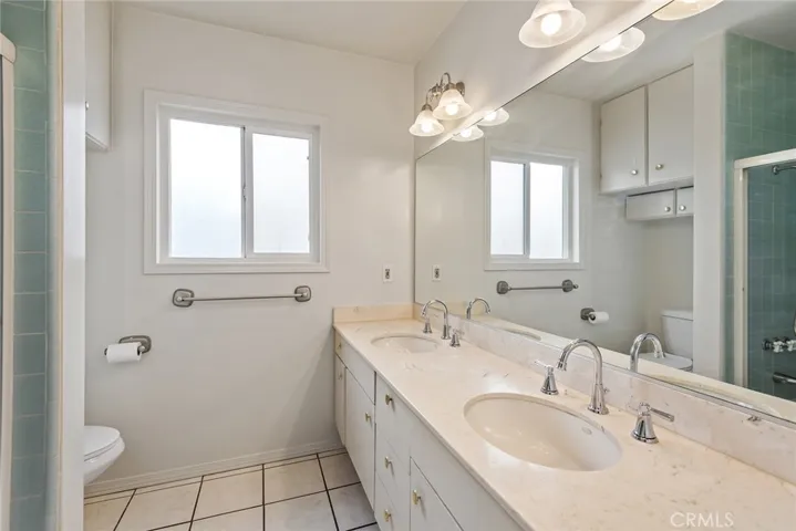 Hallway bath upstairs w. Tub
