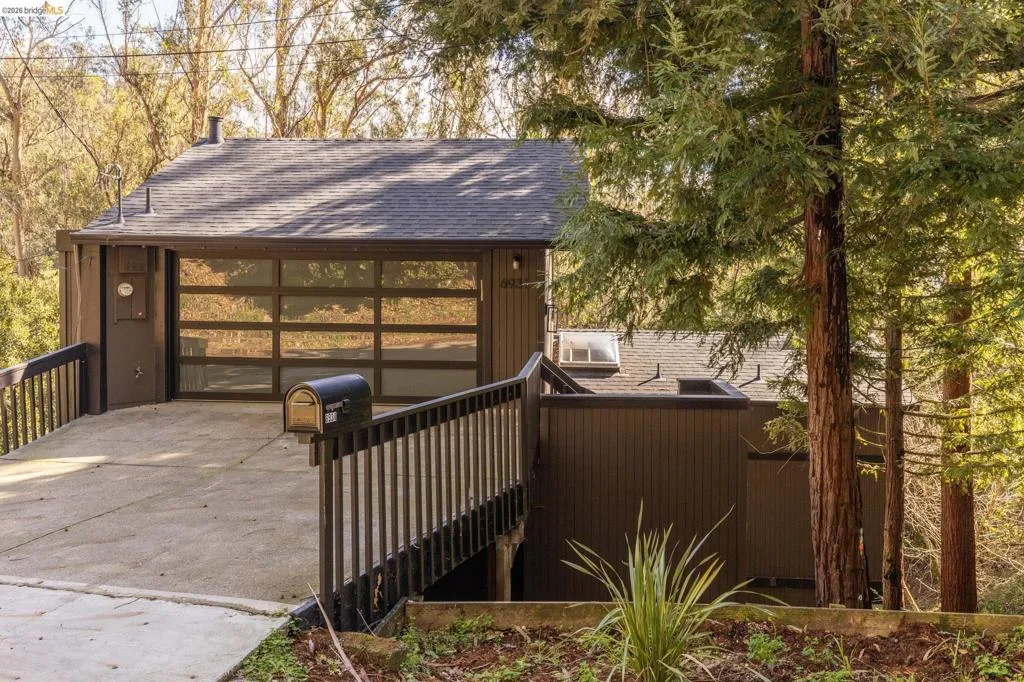6931 6931 Pinehaven Rd, Oakland, California 94611 home-pic-1
