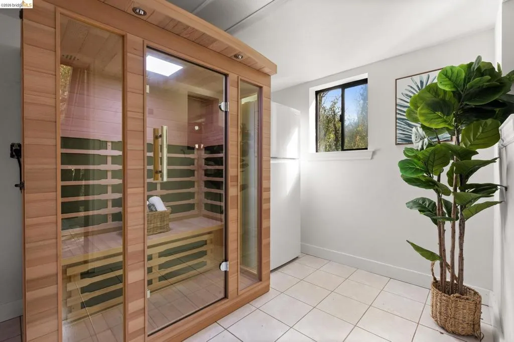 6931 6931 Pinehaven Rd, Oakland, California 94611 home-pic-46