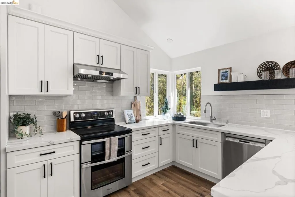 6931 6931 Pinehaven Rd, Oakland, California 94611 home-pic-15