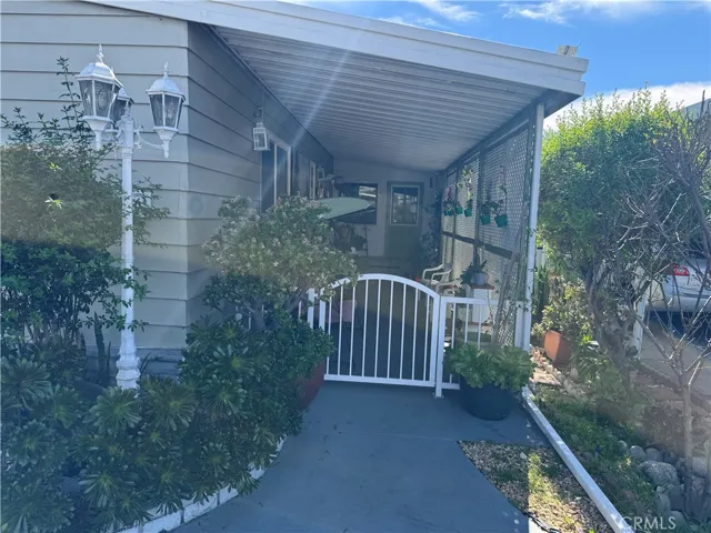 Side gate