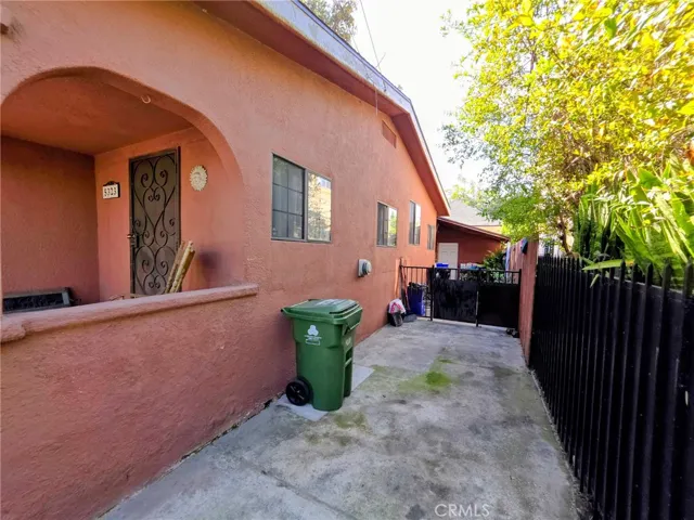 5323 Latham, Los Angeles, California 90011
