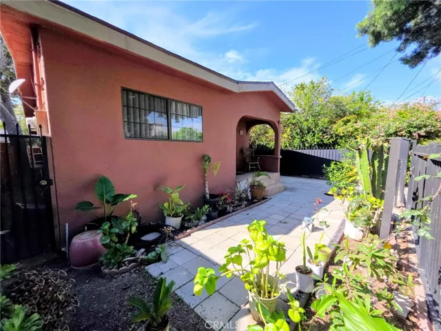 5323 Latham, Los Angeles, California 90011