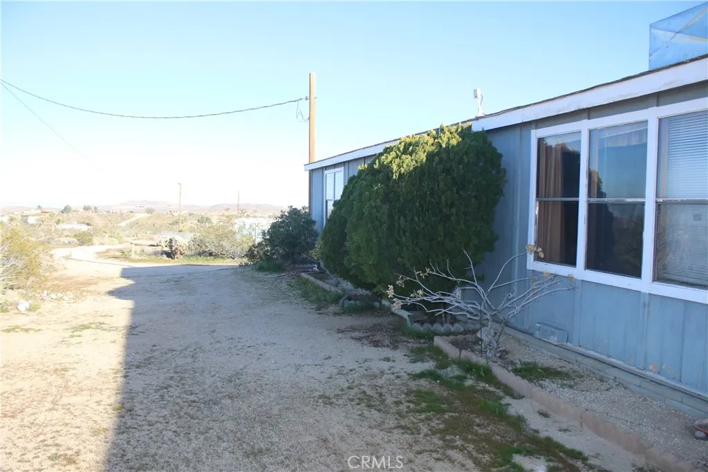 1147 Cherokee, Yucca Valley, California 92284 home-pic-21