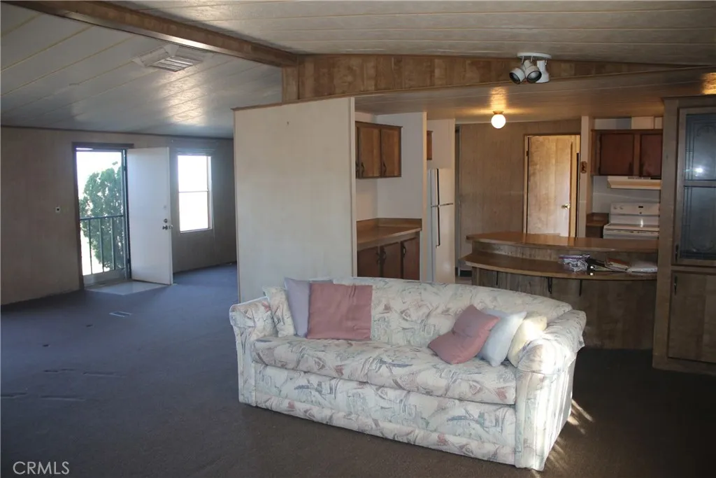 1147 Cherokee, Yucca Valley, California 92284 home-pic-4
