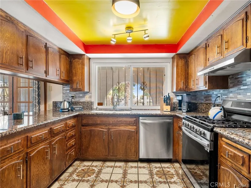 13916 Burning Tree Drive, Victorville, California 92395 home-pic-21