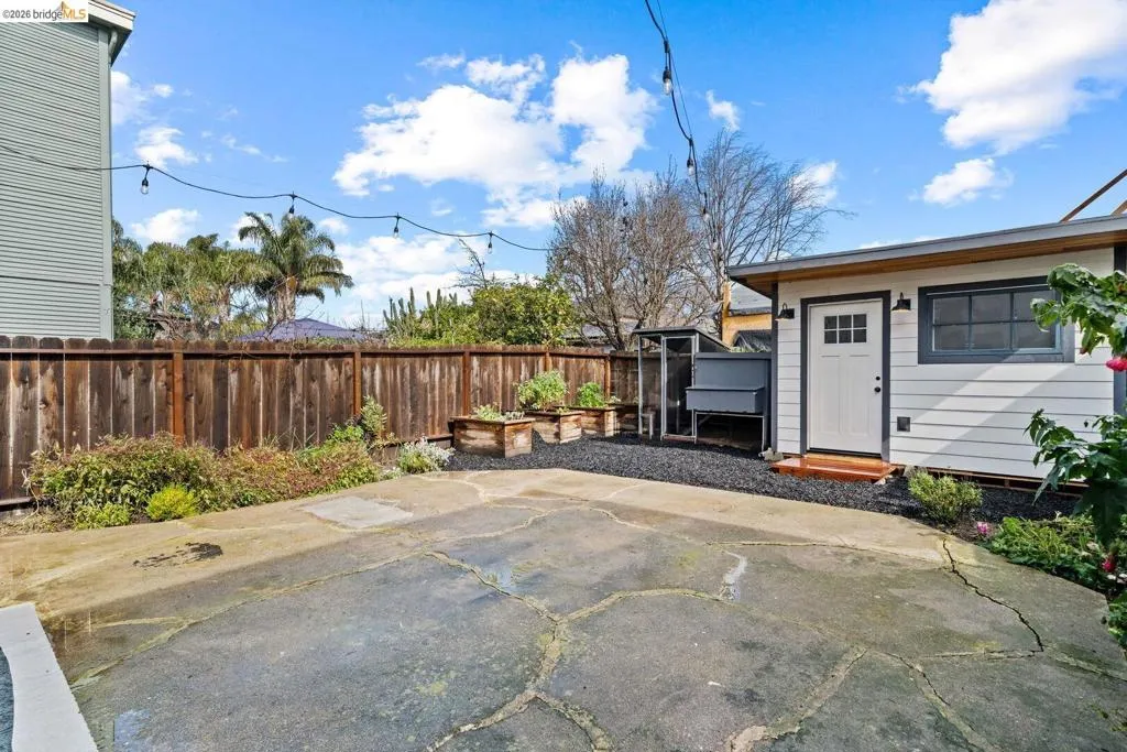 5812 5812 Dover St, Oakland, California 94609 home-pic-2