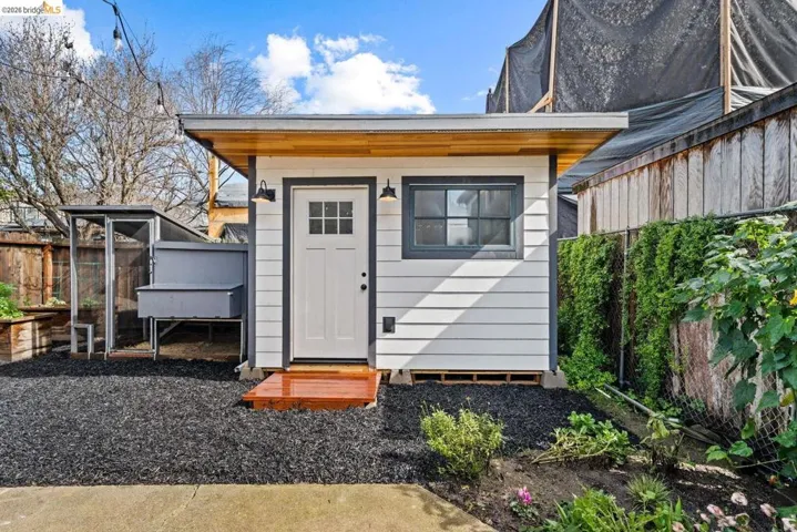 view of exterior entry