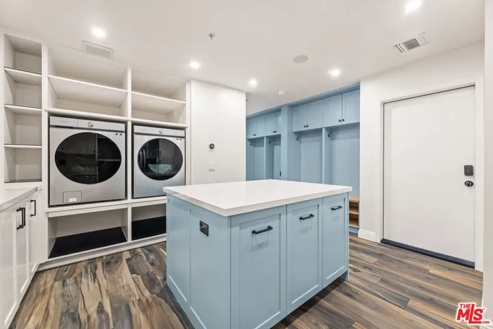 6221 Penfield Avenue, Woodland Hills, California 91367
