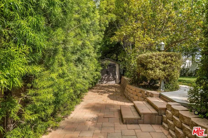 6221 Penfield Avenue, Woodland Hills, California 91367