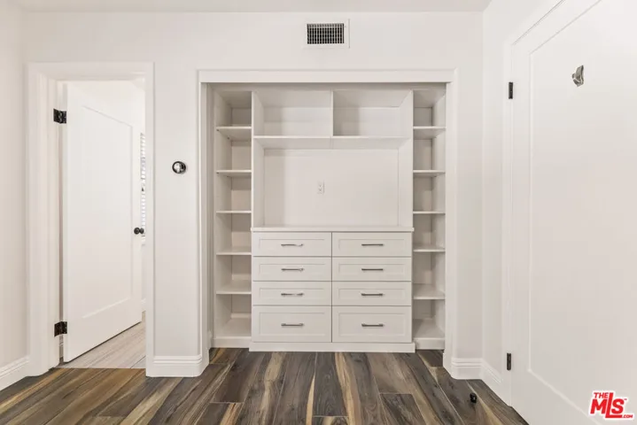 6221 Penfield Avenue, Woodland Hills, California 91367