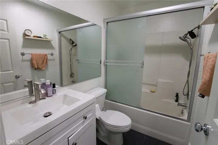 Upstairs Full Bathroom2