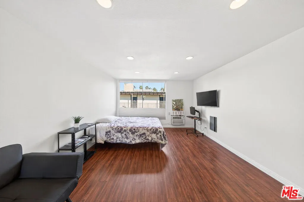 525 S Ardmore Avenue 351, Los Angeles, California 90020 home-pic-2