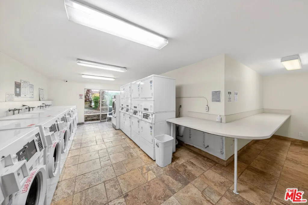 525 S Ardmore Avenue 351, Los Angeles, California 90020 home-pic-20