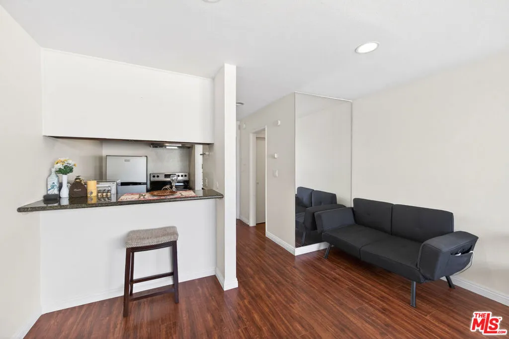 525 S Ardmore Avenue 351, Los Angeles, California 90020 home-pic-5