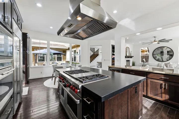 EXPANSIVE KITCHEN WITH 3 OVENS