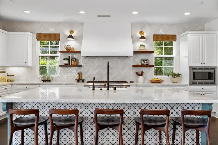 Expansive island for family gatherings!