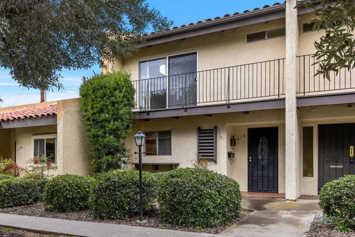 Great street parking and leavel easy walk to the unit