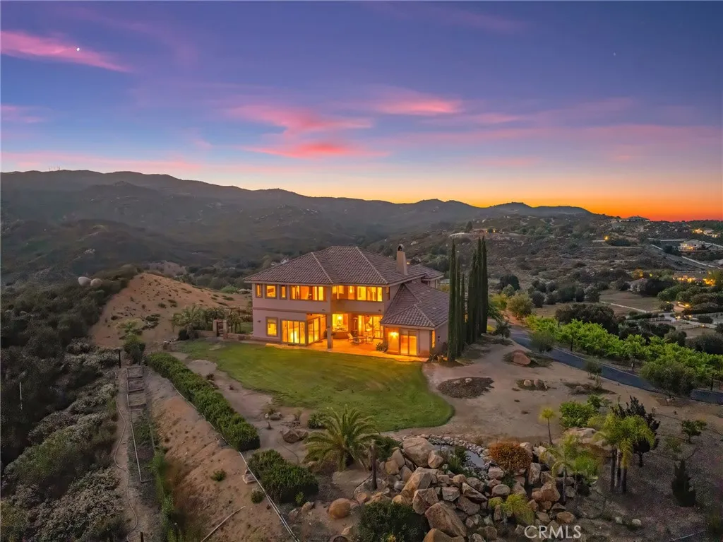 37654 Calle De Lobo, Murrieta, California 92562 home-pic-3