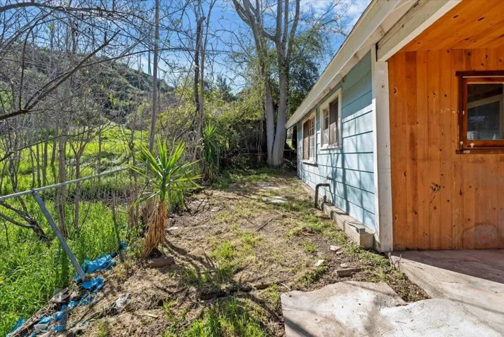 09-Side Yard