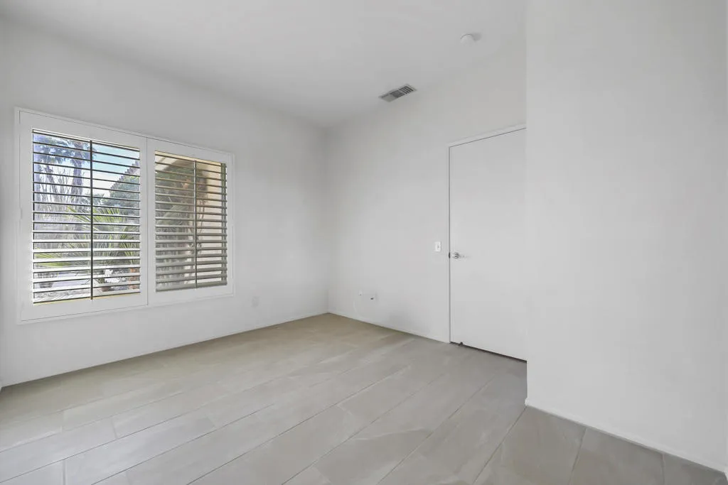 32 DEN : 2ND BEDROOM