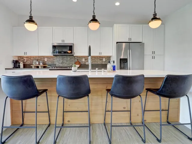 25-77370 Miles Avenue-25