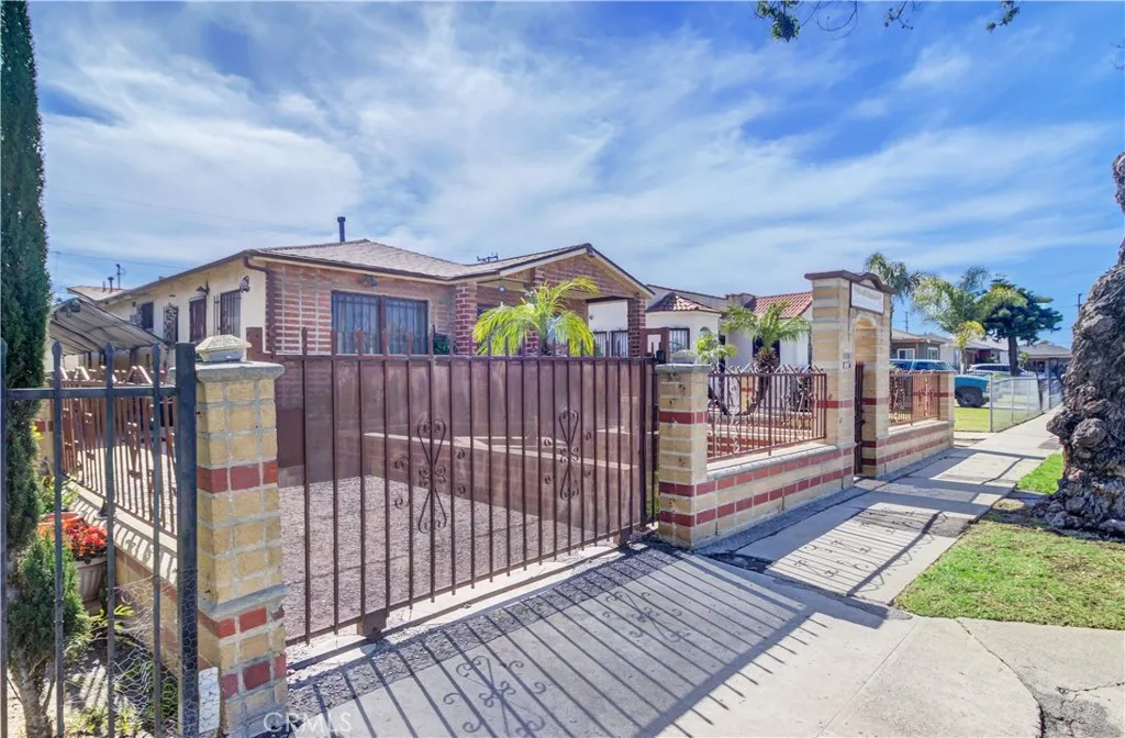 642 E 136th Street, Los Angeles, California 90059 home-pic-2