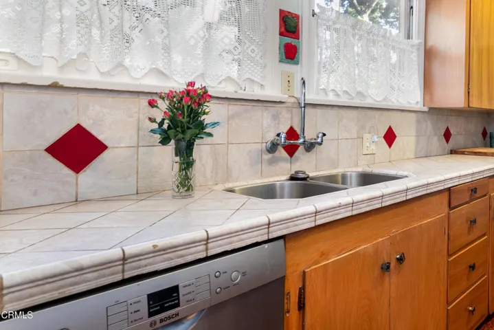 2270 E Orange Grove18