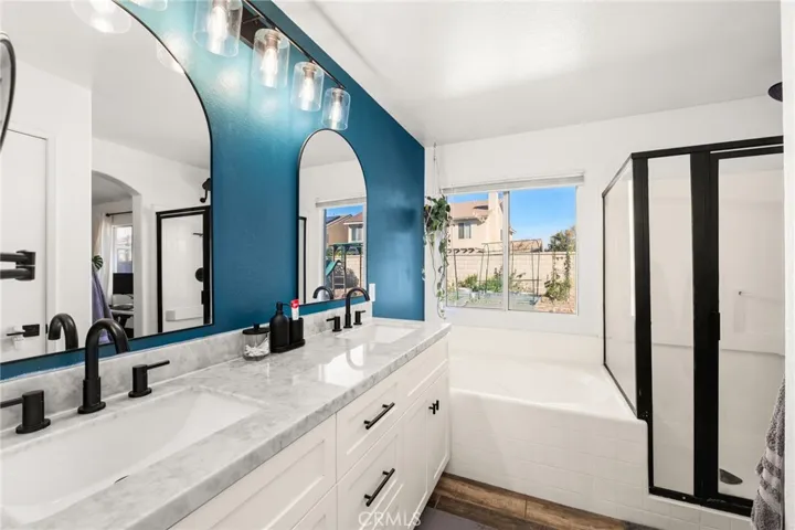 En suite primary bathroom