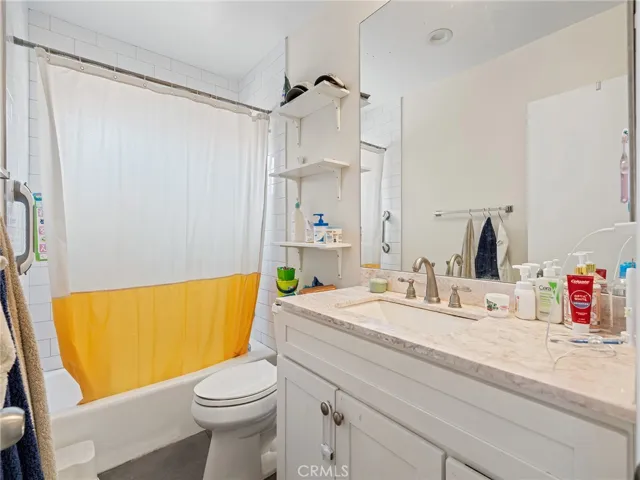 Unit 2, upstairs bath