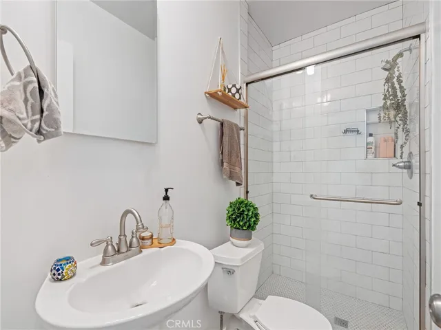 Unit 1, downstairs bath