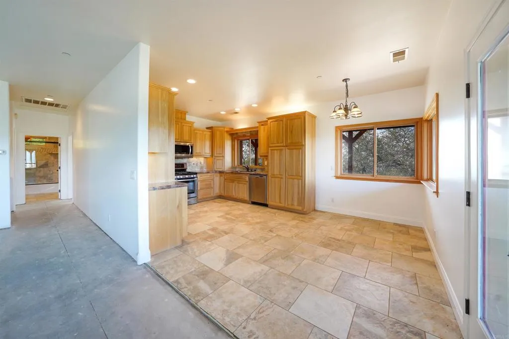 24710 Sutherland Drive, Ramona, California 92065 home-pic-24