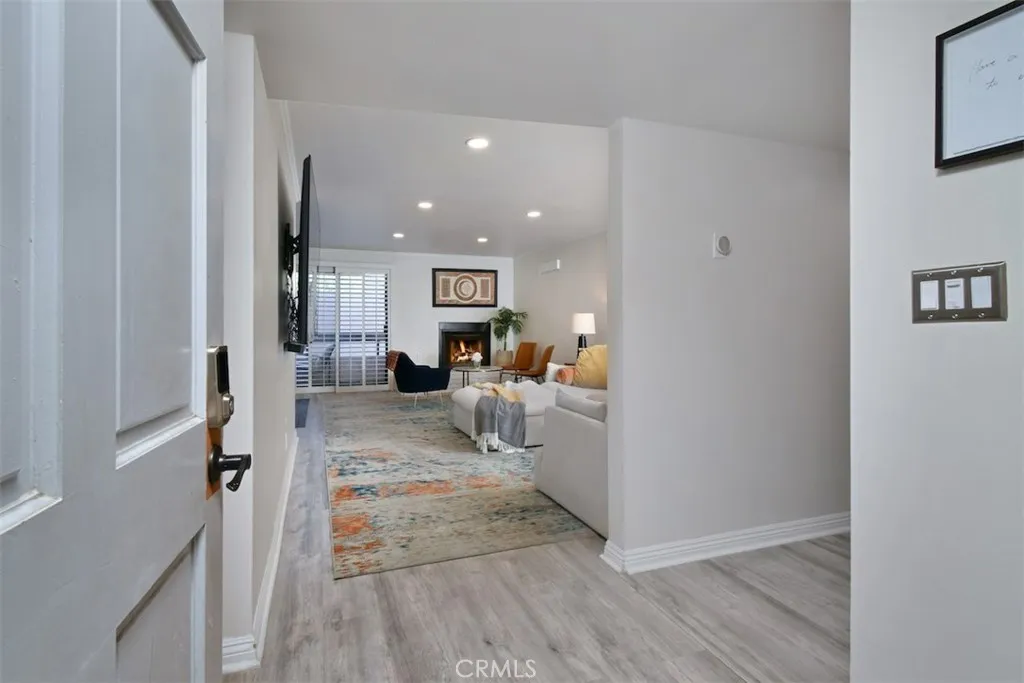 11911 Magnolia Boulevard 16, Valley Village, California 91607 home-pic-2